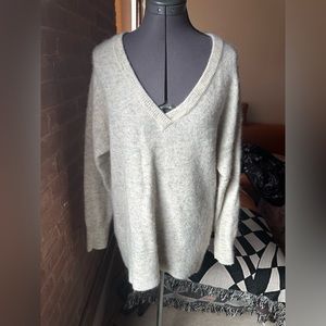 Heather grey/white Babaton cashmere deep v neck sweater. Knit.
